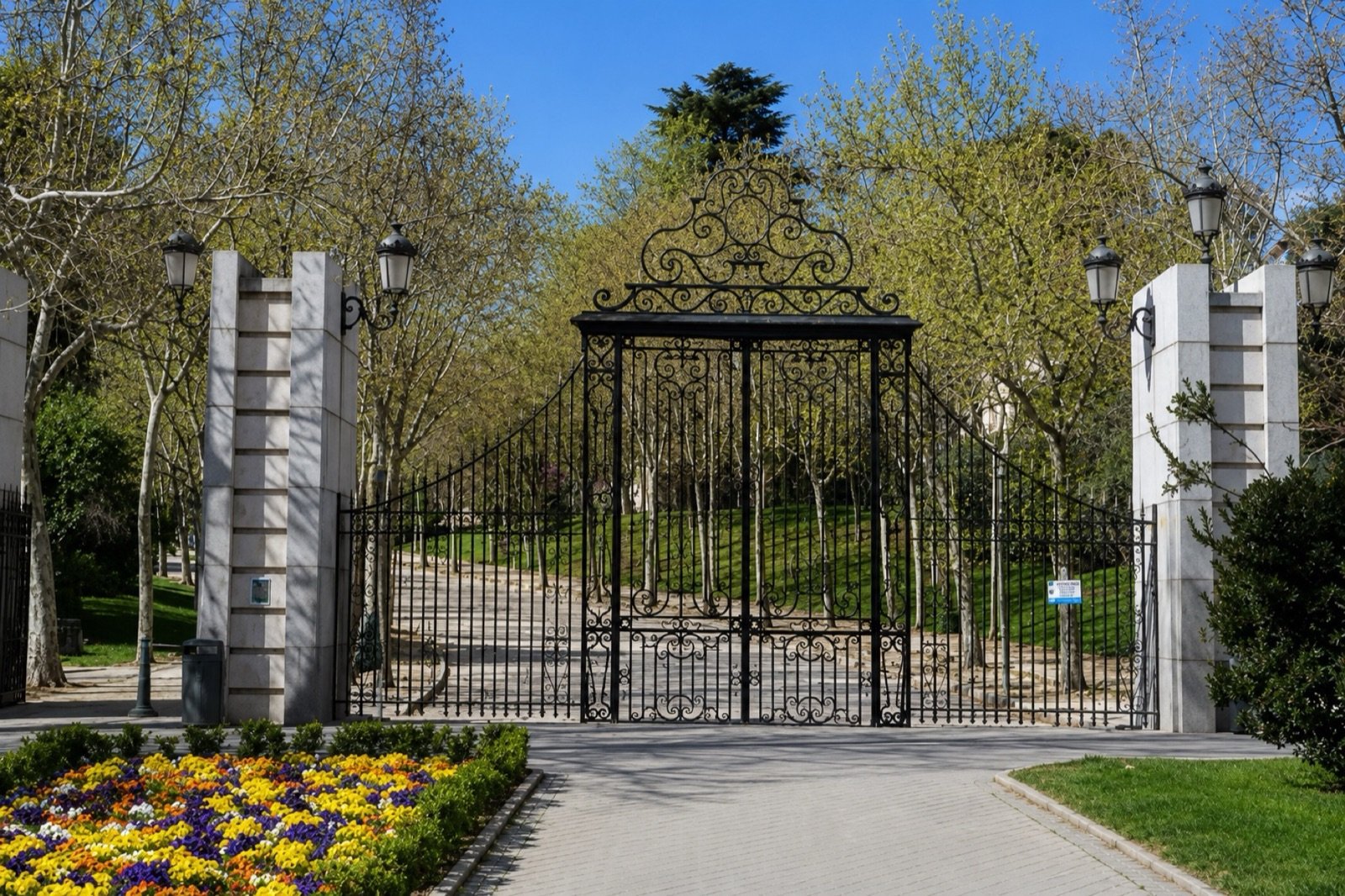 Cancela monumental de forja artística y pilares de granito de la Puerta del Niño Jesús en el Parque del Retiro de Madrid