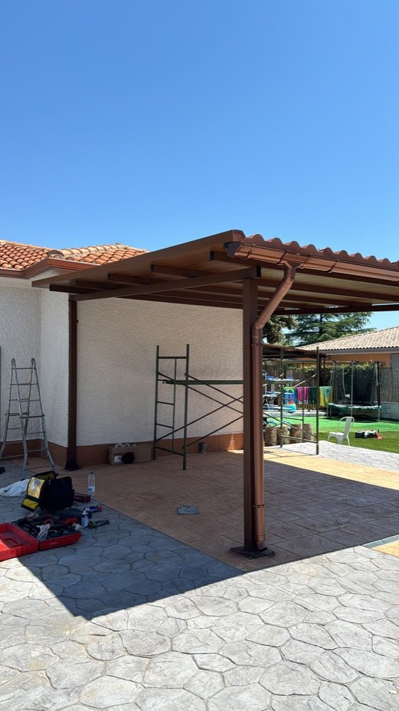 Cubierta Aislante con Panel Sándwich Tipo Teja — Obra real Novero (Foto 1 de 2)