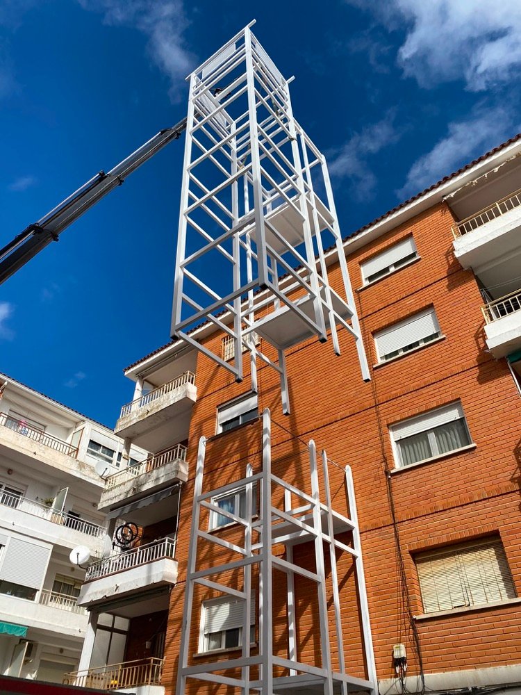 Estructura metálica vertical para torre de ascensor — Fabricación técnica por Novero Construcciones Metálicas