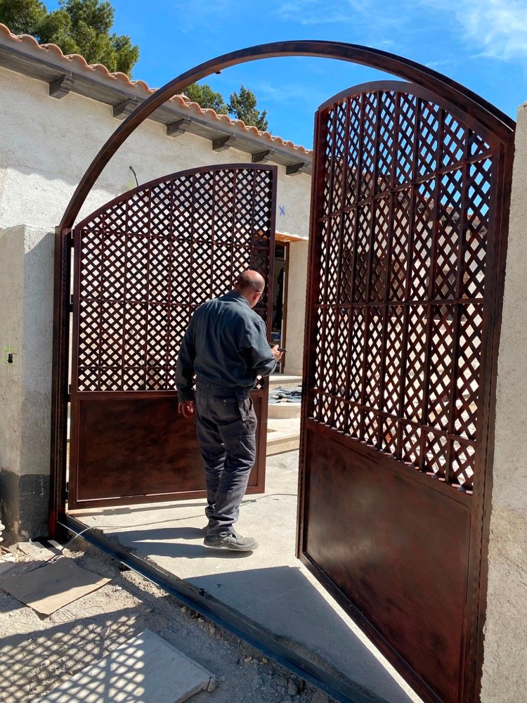 Puertas Exteriores y Cancelas a Medida — Obra real Novero (Foto 1 de 2)